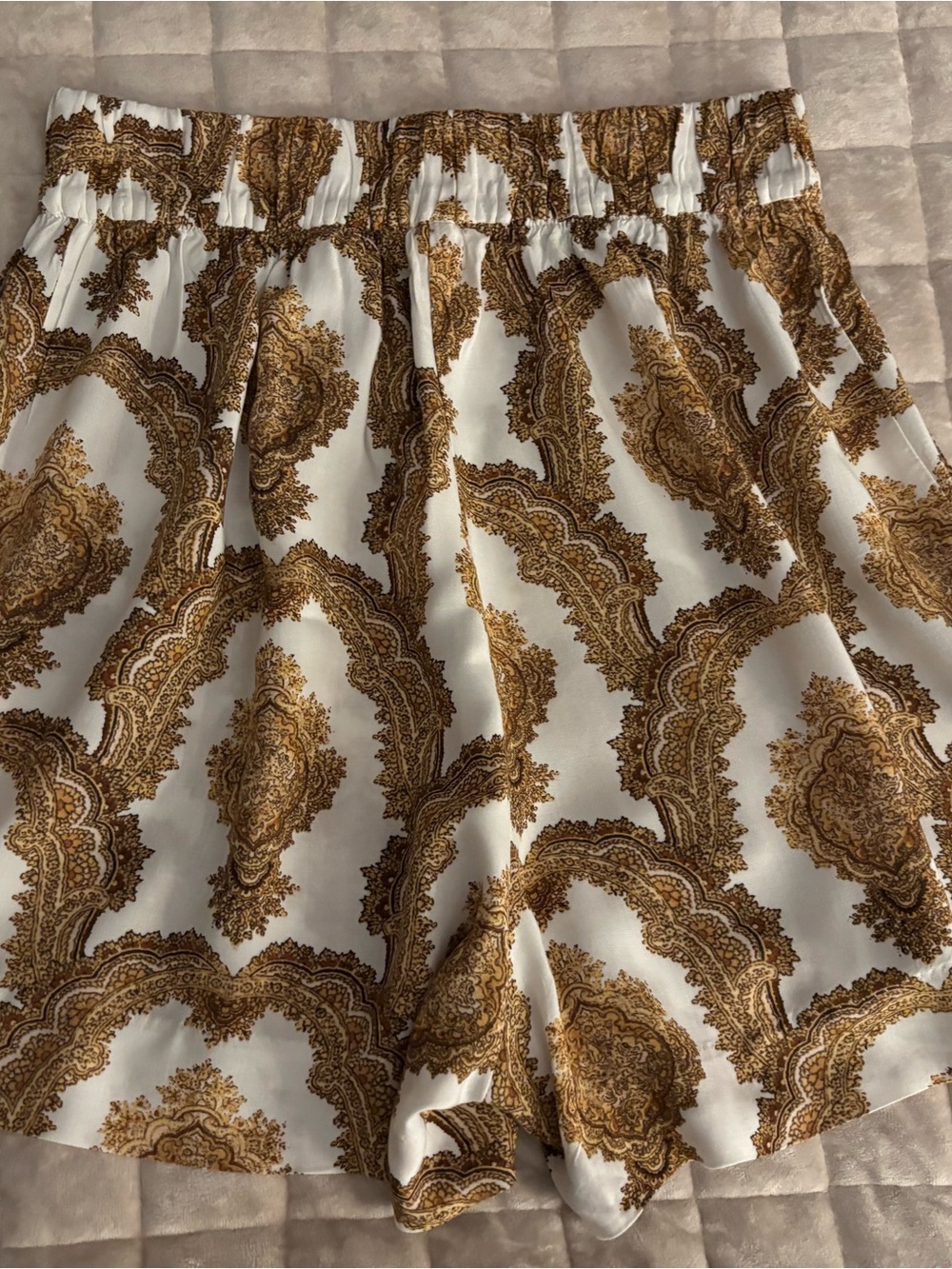 H&M Shorts Women’s Size 4 with White/Gold Paisley Print - Picture 7 of 11